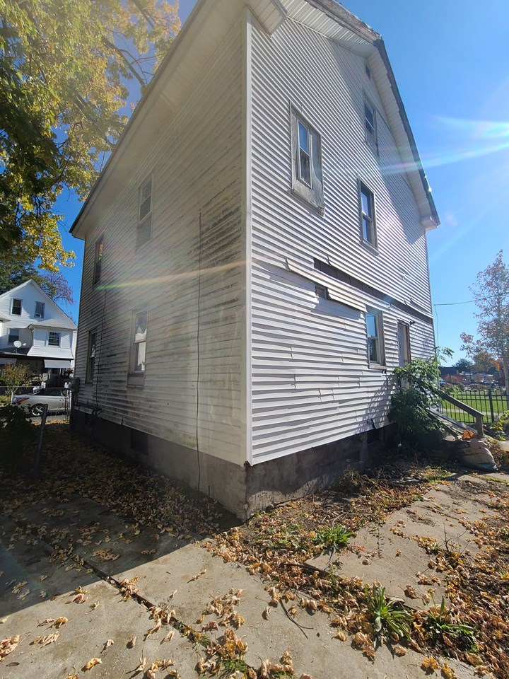 rear left exterior view